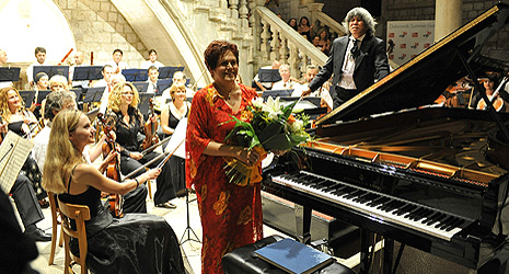 pianistica Dubravka Tomšić i Dubrovački simfonijski orkestar, dirigent Noorman Widjaja, foto: Damil Kalogjera, www.dubrovnik-festival.hr