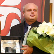 ravnatelj Varaždinskih baroknih večeri Davor Bobić i urednica kulture u Vjesniku Branka Džebić koja uručuje flautistu Daniju Bošnjaku nagradu Kantor