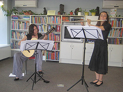 Ema Stein (itara) i Lidija Ljubičić (flauta), arhivska fotografija, koncert u Vrbovcu 9. lipnja 2009, foto: www.vrbovec.hr