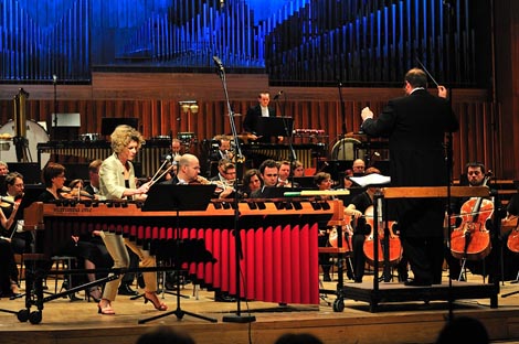 Ivana Bilić, mirimba, Tonči bilić, dirigent, i Filharmonija Witold Lutosławski