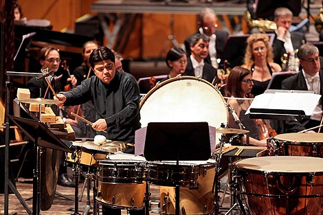 Li Bao, udaraljke, i Orkestar Zaklade eronske arene (L’Orchestra dell’Arena di Verona)