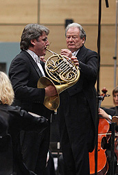 Crvena oktava Zagrebačke filharmonije, dirigent Sir Neville Marriner, solist Radovan Vlatković, rog, Dvorana Kornati, Hypo centar, 16. listopada 2009.; foto: www.zgf.hr