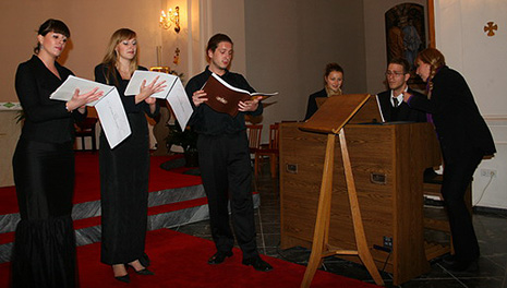 Marija Lešaja, Jelena Kordić, Marko Mimica, Mirko Jankov na orguljama s profesoricom Ljerkom Očić i Katarinom Javor; arhivska fotografija s koncerta u Župnoj crkvi sv. Lovre u sklopu 2. orguljskih komornih susreta u Petrinji 9. studenoga 2008. (www.petrinjskiradio.com)