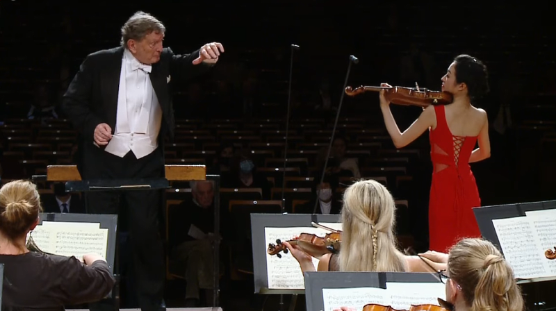 Dirigent Uroš Lajovic i violinistica Emi Wakui