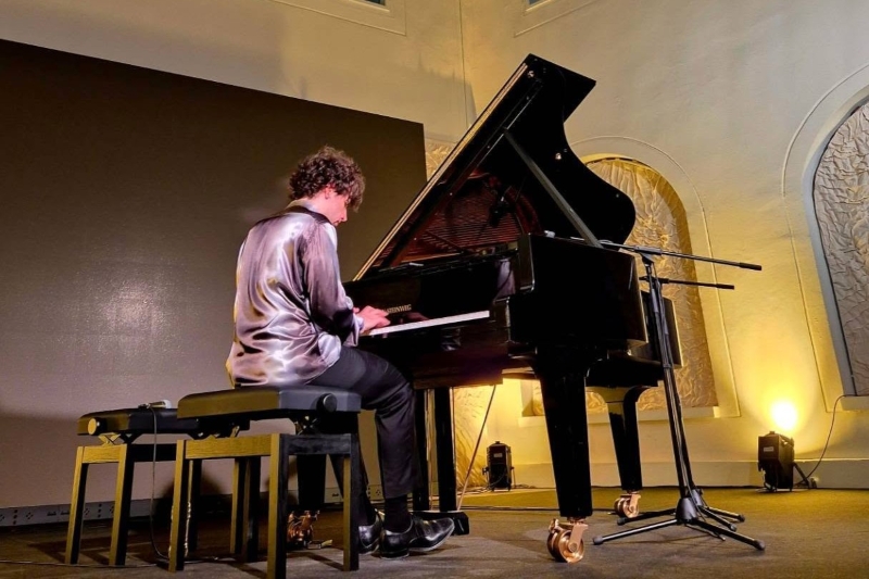Scene AMADEO: Aljoša Jurinić, pijanistički recital, atrij Hrvatskog prirodoslovnog muzeja u Zagrebu