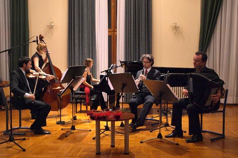 Ansambl Clavimerata, solisti: Borut Zagoranski, harmonika, Mateja Murn Zorko, kontrabas, foto: Vedran Penga