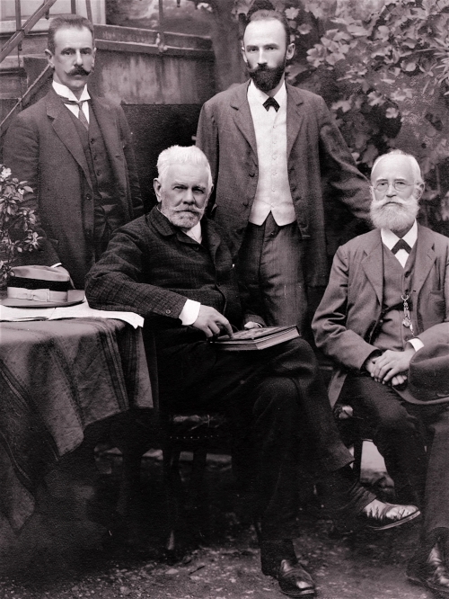 Ludwig Bösendorfer, glavni tehnički majstor Franz Berger, njegov sin Carl Georg (u sredini) i Carl Hutterstrasser (prvi slijeva)