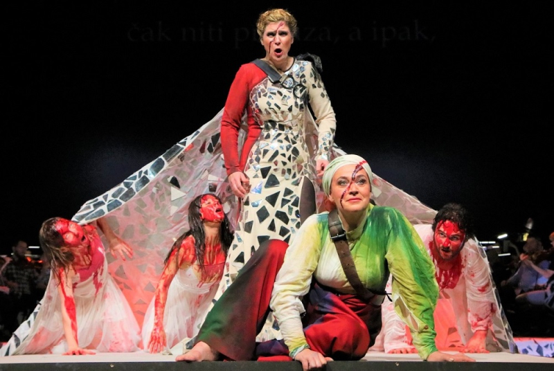 Dubravka Šeparović Mušović (Klitemnestra), Maida Hiundeling (Elektra) i ansambl Opere, Richard Strauss, <em>Elektra</em>, HNK Ivana pl. Zajca Rijeka, 2019.