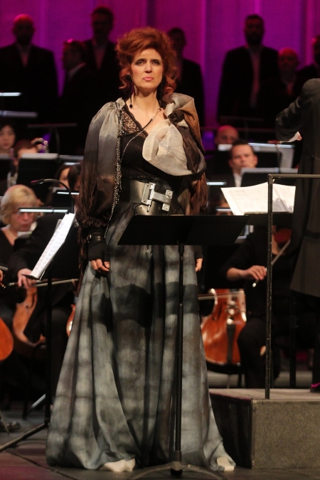 Dubravka Šeparović Mušović kao Kundry na koncertnoj izvedbi <em>Parsifala</em> s Riječkim simfonijskim orkestrom pod ravnanjem Valentina Egela 2023. godine, HNK Ivana pl. Zajca Rijeka