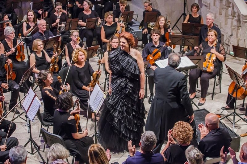Dubravka Šeparović Mušović i Dubrovački simfonijski orkestar pod vodstvom dirigenta Marca Tarduea, festival Dubrovnik u pozno ljeto, Knežev dvor, 2019.
