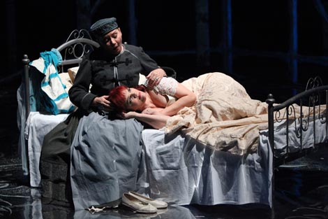 Neda Martić (Filipjevna), Adela Golac Rilović (Tatjana); Hrvatsko narodno kazalište u Zagrebu: Petar Iljič Čajkovski; Evgenij Onjegin, dir: Nikša Bareza, red. Michał Znaniecki, foto: © Mara Bratoš