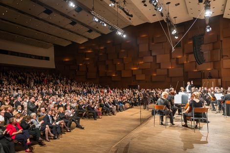 Umjetnici i publika u prepunoj KD Vatroslav Lisinski, goto: Dinko Bažulić