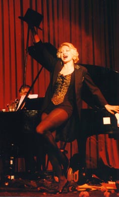 Ksenija prohaska u predstavi Marlene Dietrich (za klavirom Ivan Božičević)