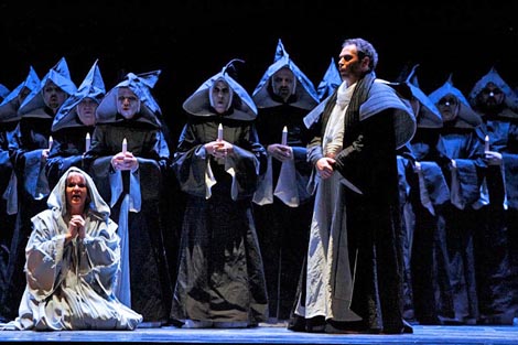 Olga Kaminska (Donna Leonora) i Ivica Čikeš (Padre Guardiano, fratar); Hrvatsko narodno kazalište Ivana pl. Zajca Rijeka, Giuseppe Verdi, Moć sudbine, dir. Nada Matošević Orešković, red. Ozren Prohić, foto: Davor Žunić