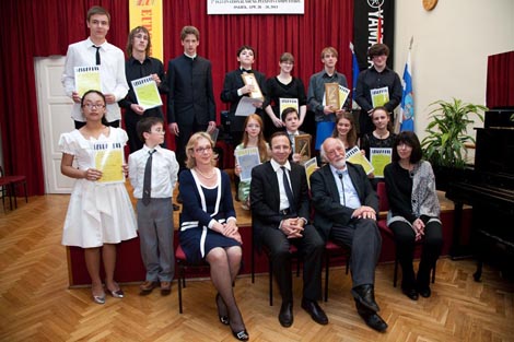 NAgrađeni natjecatelji sa članovima ocjenjivačkog suda