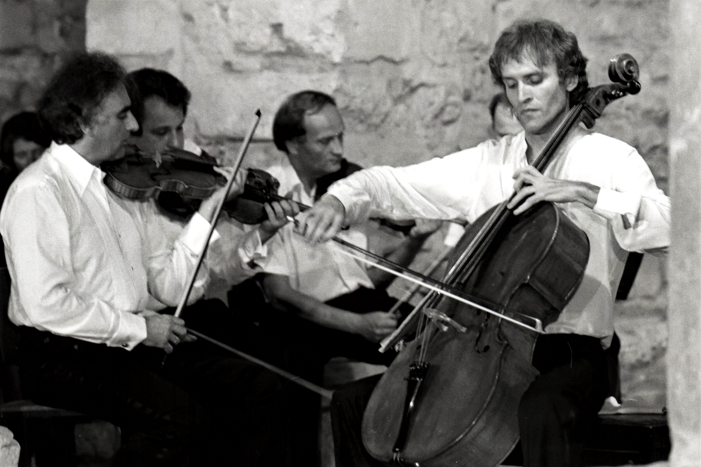 Valter Dešpalj i Zagrebački solisti 1984. godine u crkvi sv. Donata. Autor fotografije Zvonko Kucelin