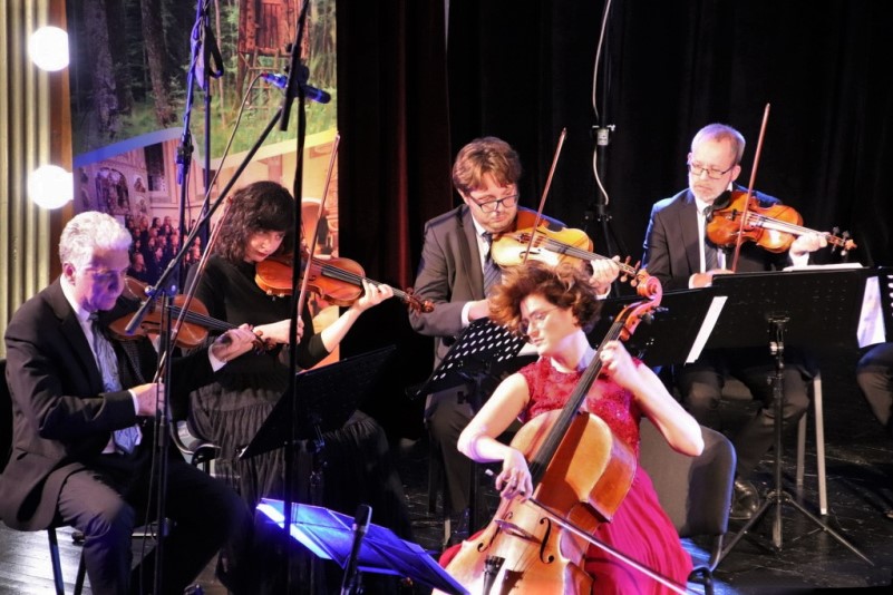 Zagrebački solisti i violončelistica Monika Leskovar