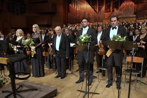 Zagrebačka filharmonija, Akademski zbor Ivan Goran Kovačić, Martina Zadro, Martina Gojčeta Silić, Vladimir Kranjčević, Domagoj Dorotić i Ivica Čikeš na kraju koncerta