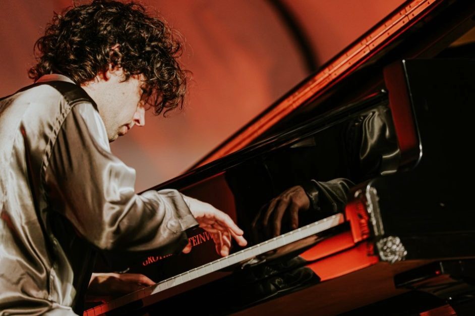 Scene AMADEO: Aljoša Jurinić, pijanistički recital, atrij Hrvatskog prirodoslovnog muzeja u Zagrebu