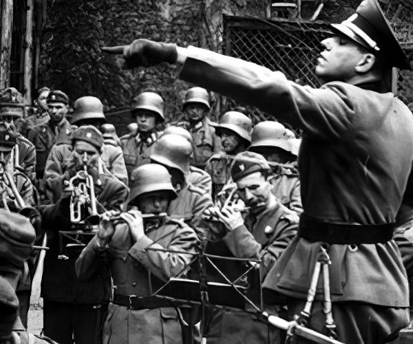 Lovro von Matačić kao domobranski dopukovnik i glavni dirigent vojničke glazbe u vrijeme Drugog svjetskog rata, 1945. godine